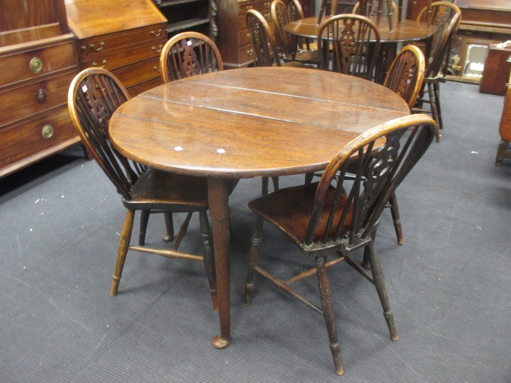 An 18th century oak drop leaf table and four wheel back chairs (5)