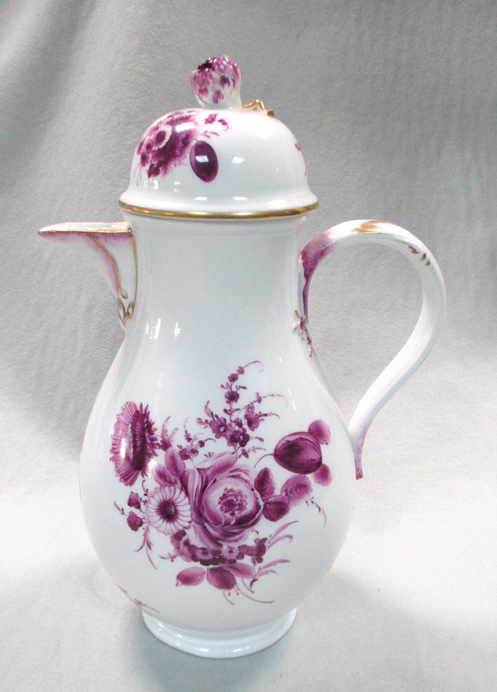 An 18th century Meissen coffee pot and cover, painted in puce camaieu with floral bouquets, gilt - Image 4 of 4