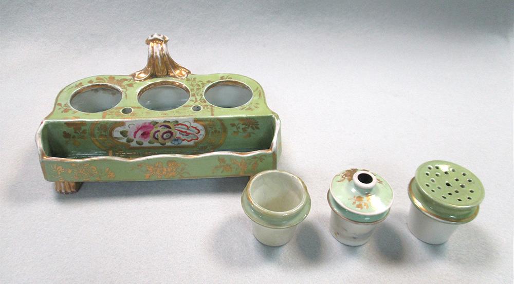 A Mason's 19th century inkstand, circa 1820 fitted with three receptacles and pen tray, painted with - Image 2 of 7