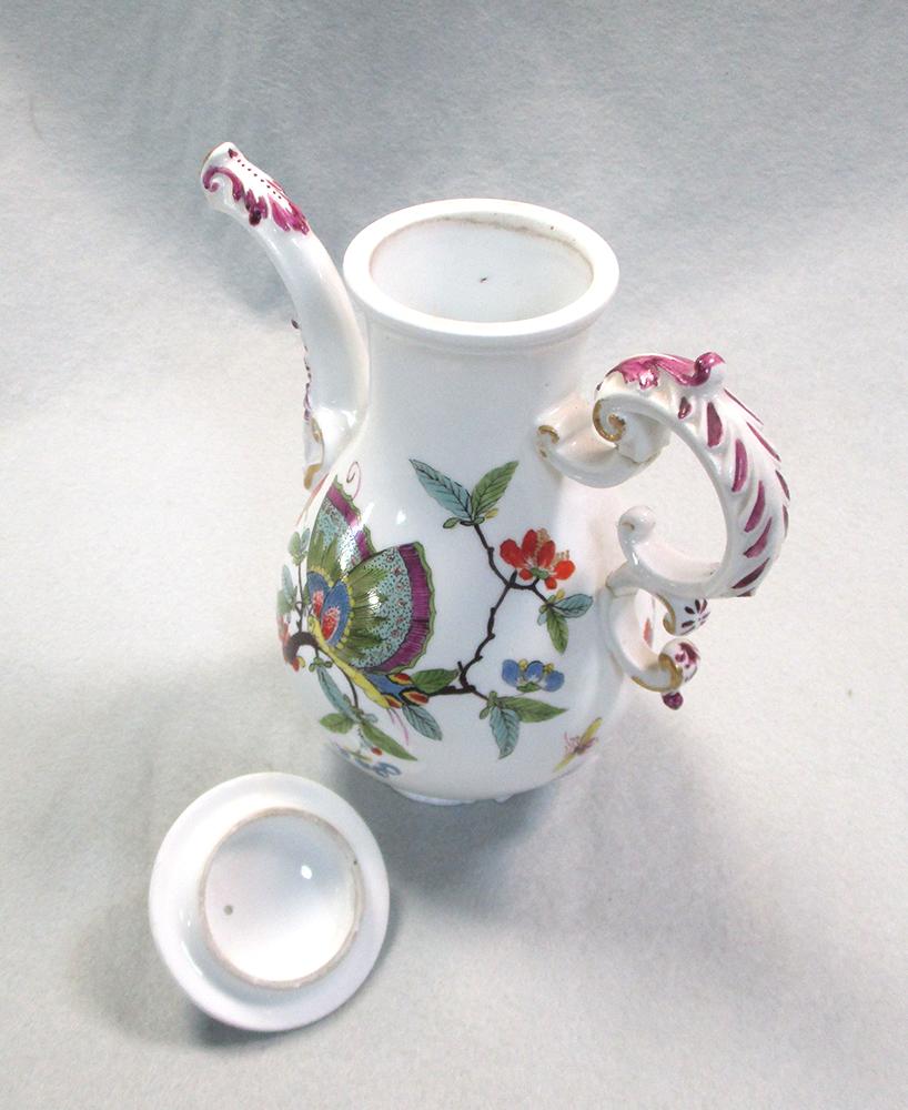 An 18th century Meissen mocha pot and cover, circa 1740, decorated in the Kakiemon style with the ' - Image 2 of 6
