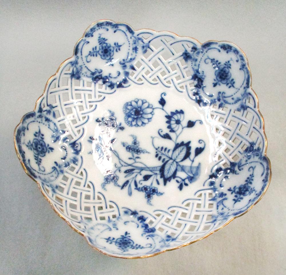 A Meissen blue and white onion pattern dessert service, circa 1900, comprising two pedestal - Image 7 of 8