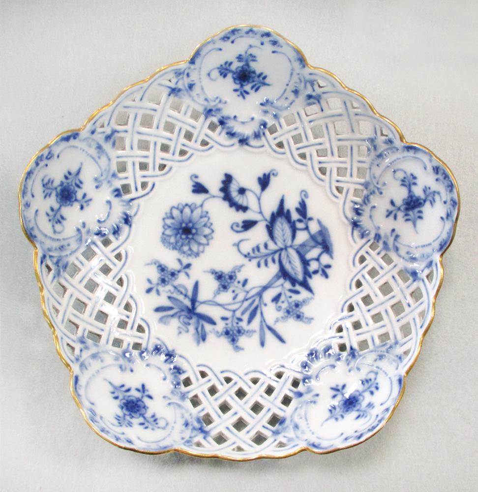 A Meissen blue and white onion pattern dessert service, circa 1900, comprising two pedestal - Image 2 of 8