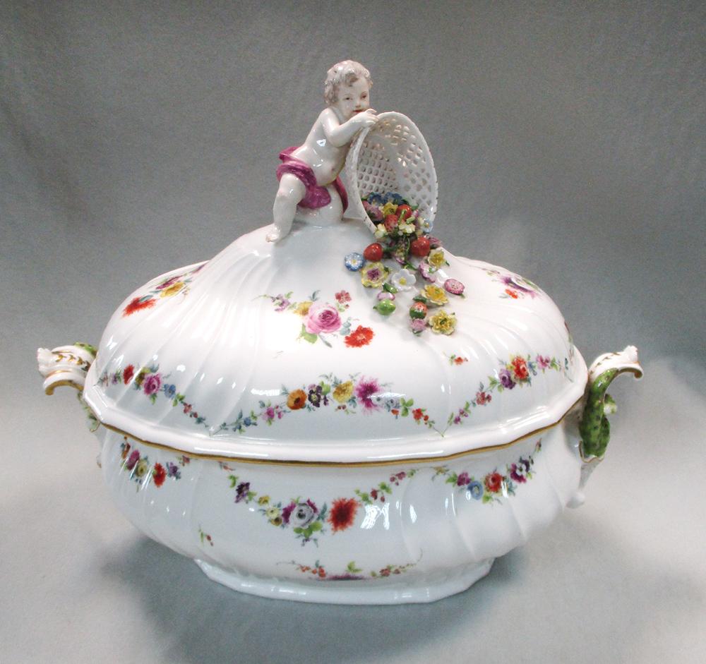 An 18th century Meissen composed dinner service, painted with Deutsche Blumen floral sprays, the - Image 2 of 8