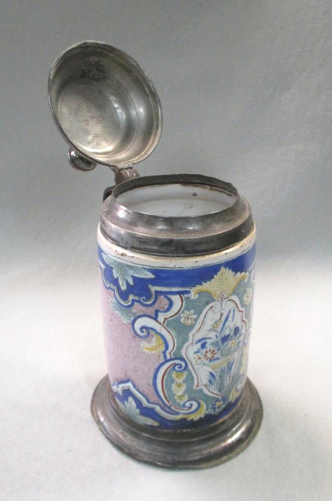 An 18th century German faience and pewter mounted tankard, the cylindrical body decorated with a - Image 4 of 6