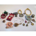 Miscellaneous small items including a button hook, purse, Primrose League pin, finger ring, etc