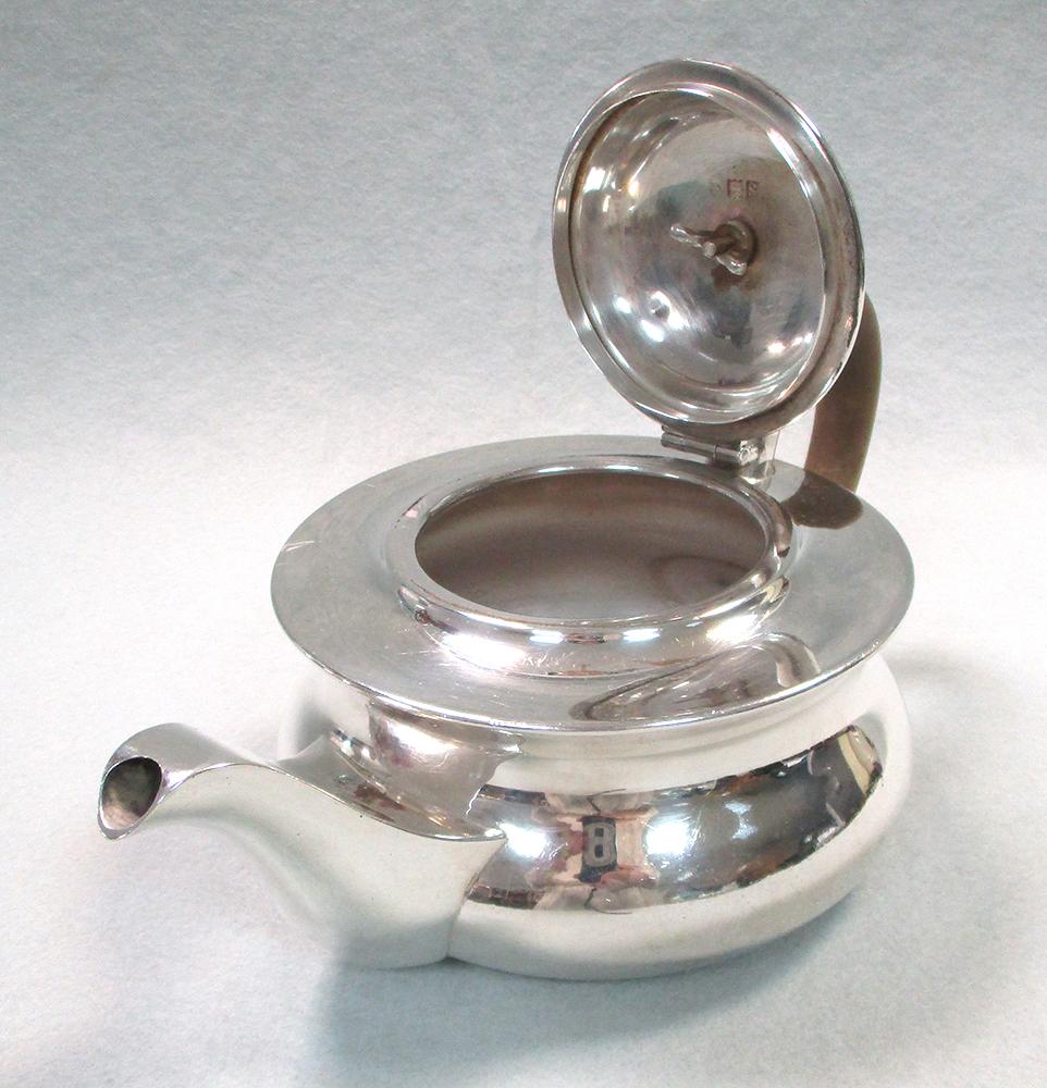 A George V silver bachelor teapot, by Holland, Aldwinckle & Slater, London 1913, of squat circular - Image 2 of 4