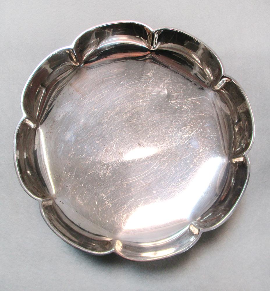 A George V silver fruit bowl, by JB Chatterley & Sons, London 1931, of lobed circular form with - Image 3 of 6