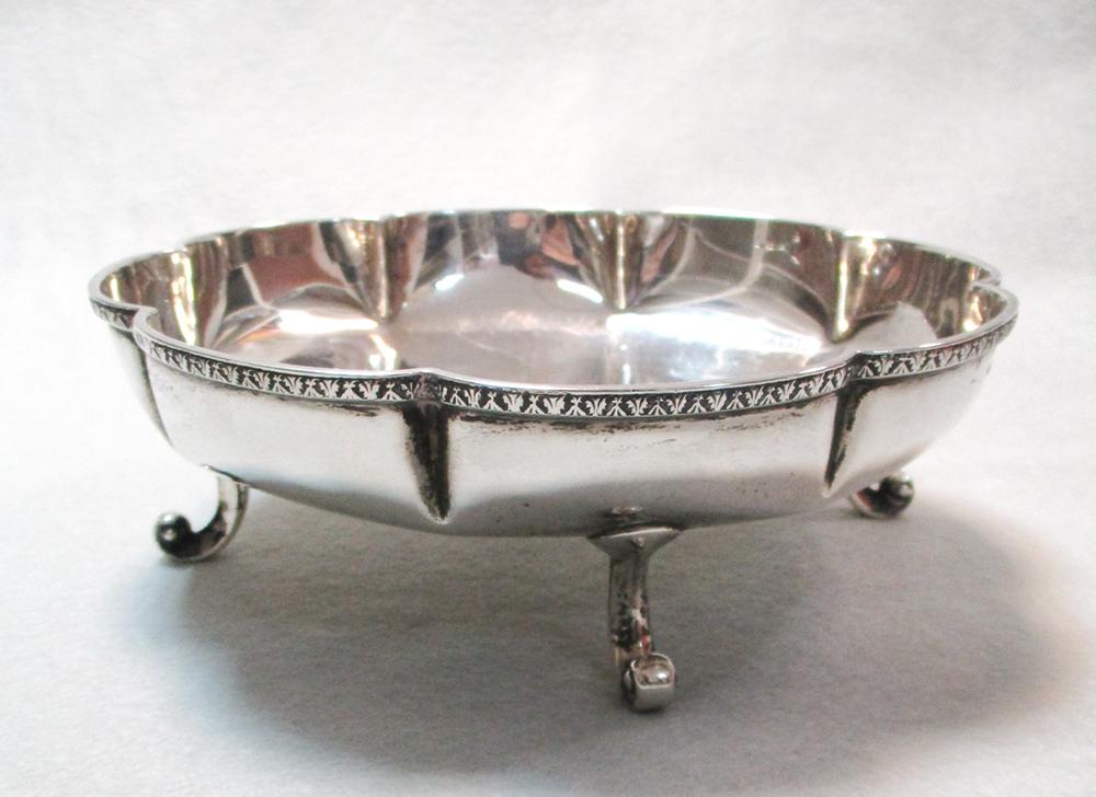 A George V silver fruit bowl, by JB Chatterley & Sons, London 1931, of lobed circular form with - Image 2 of 6