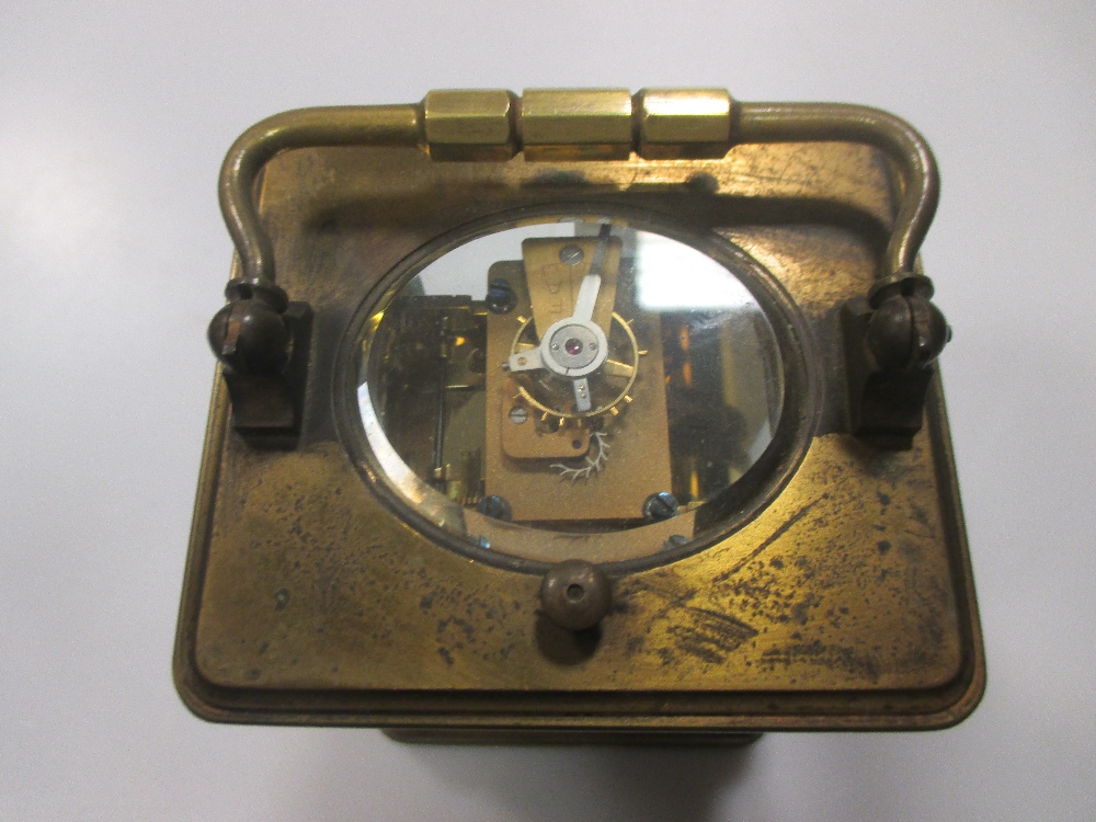 An Edwardian brass carriage clock with subsidury minute dial and striking on a coil - Bild 4 aus 6