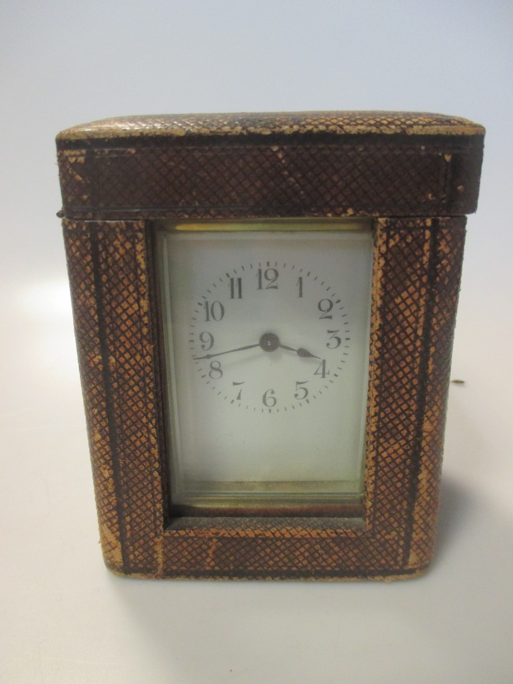 A brass carriage timepiece, with Arabic numerals, in a leather travel case - Bild 4 aus 4