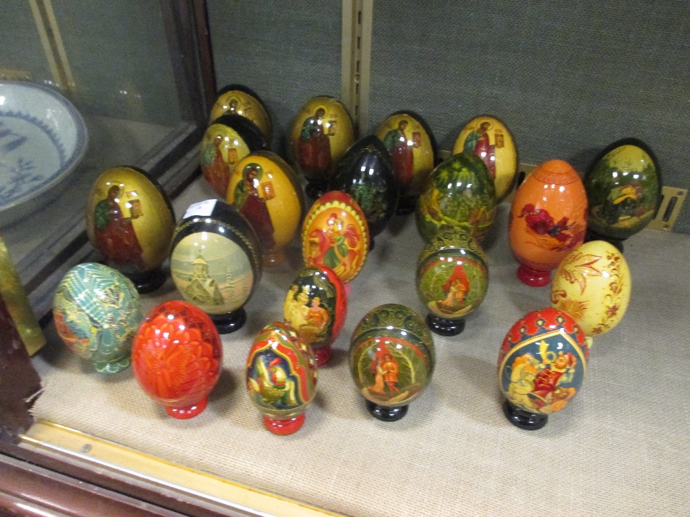 Various Russian painted eggs, all 20th century with religious and cultural scenes (21) - Image 3 of 3