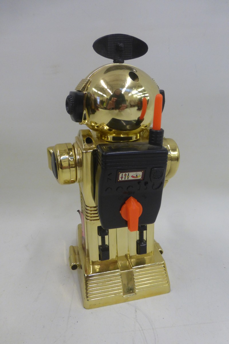 An unusual gold coloured plastic robot. - Image 2 of 2