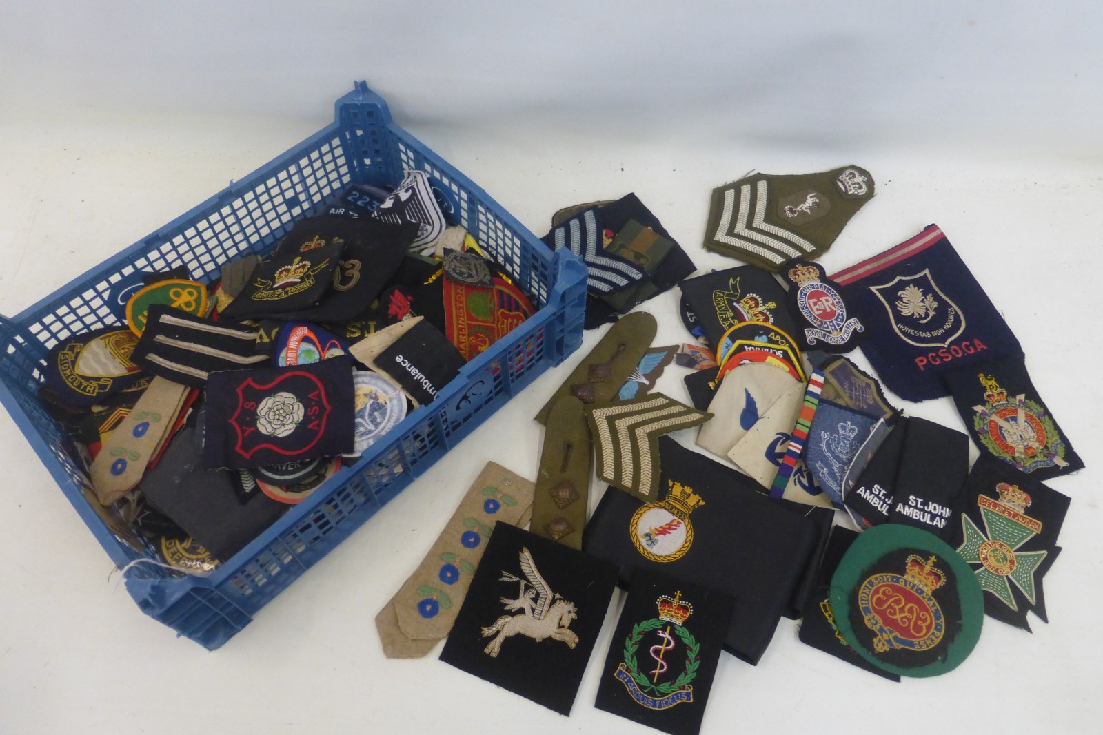 A large quantity of cloth military badges.