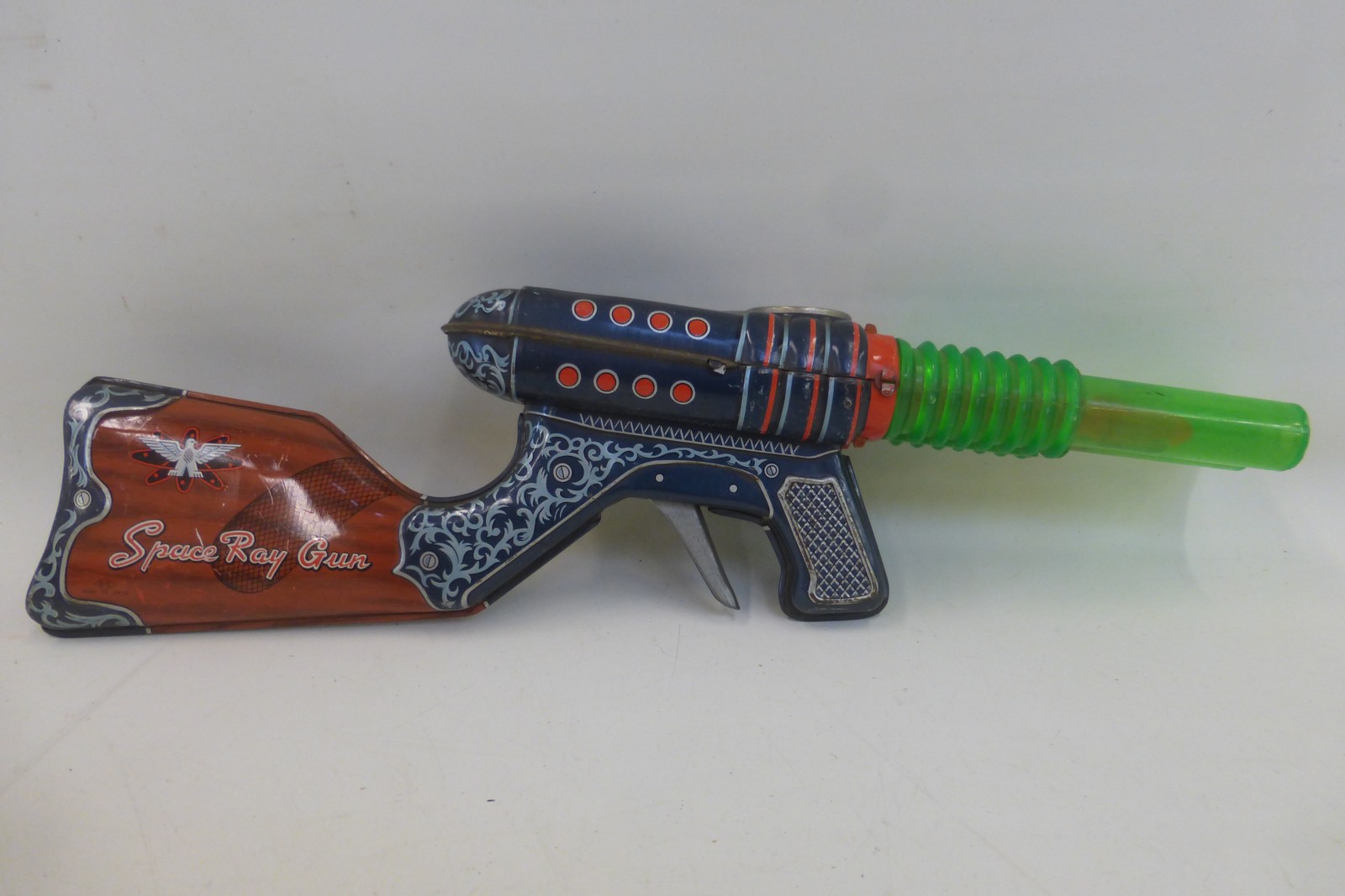 A Japanese part tinplate space ray gun by Yoshiya/Kobe Yoko Ltd. - Image 2 of 2