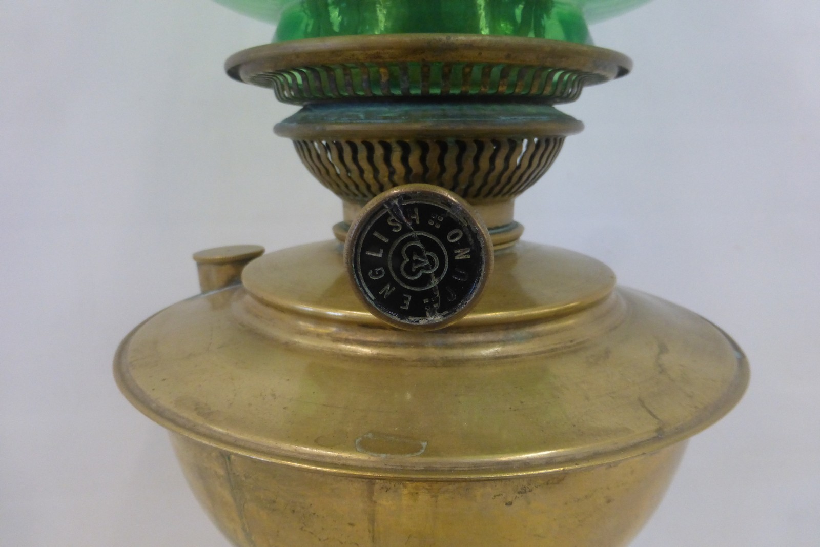 A good quality Victorian brass oil lamp with a green glass shade. - Image 2 of 3