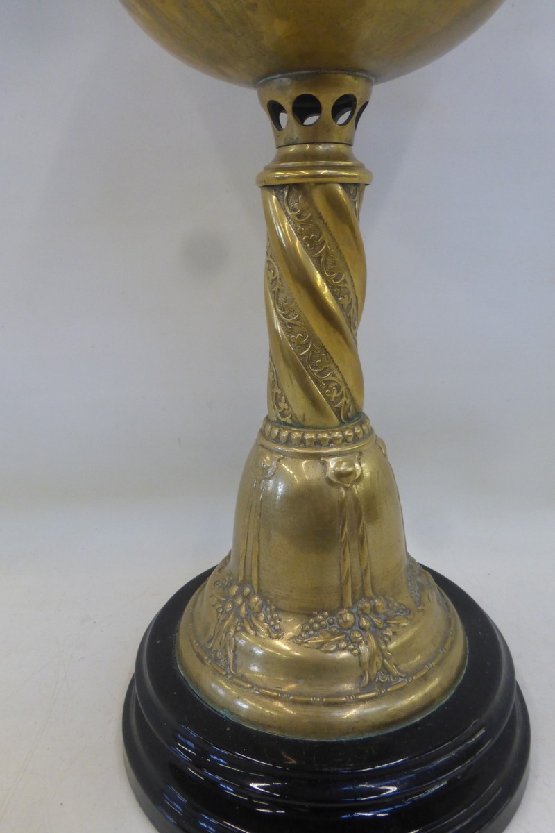 A good quality Victorian brass oil lamp with a green glass shade. - Image 3 of 3