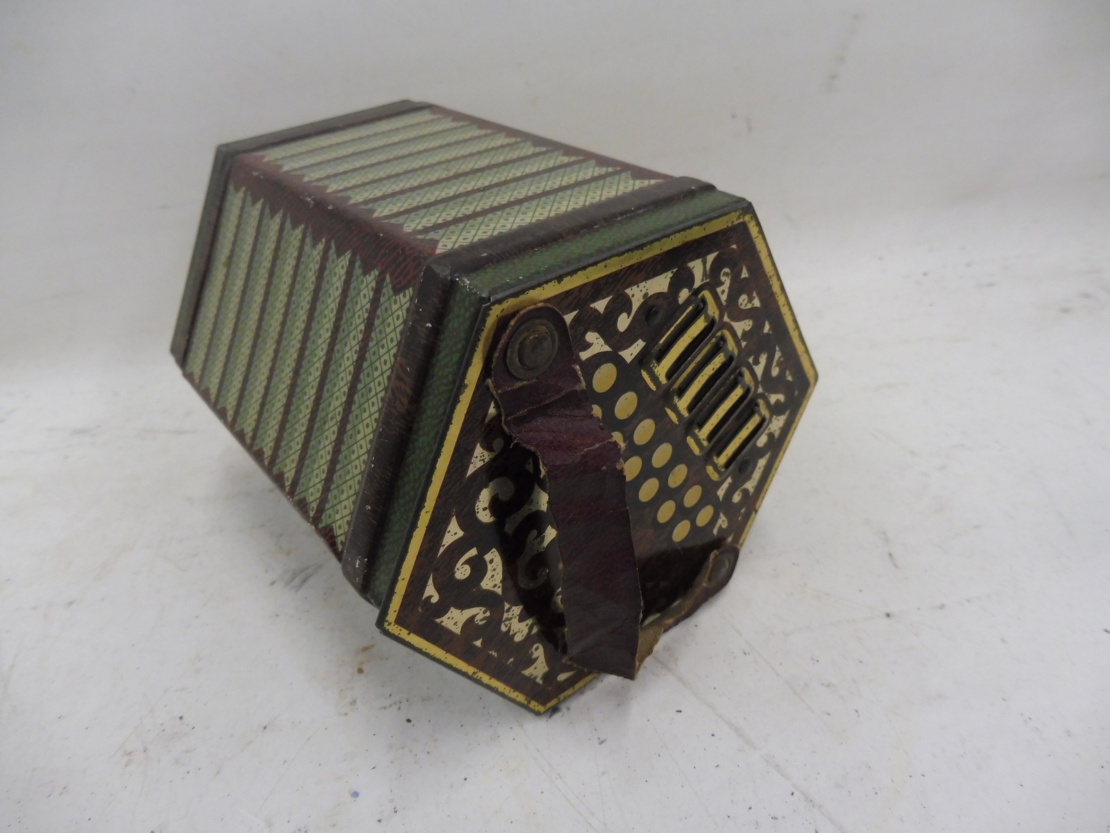 A good Jacob's Biscuits hexagonal biscuit tin in the form of a concertina accordion, with sound - Image 2 of 2