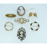 A small collection of Jewellery and Costume Jewellery, including a 15ct yellow gold bar brooch,