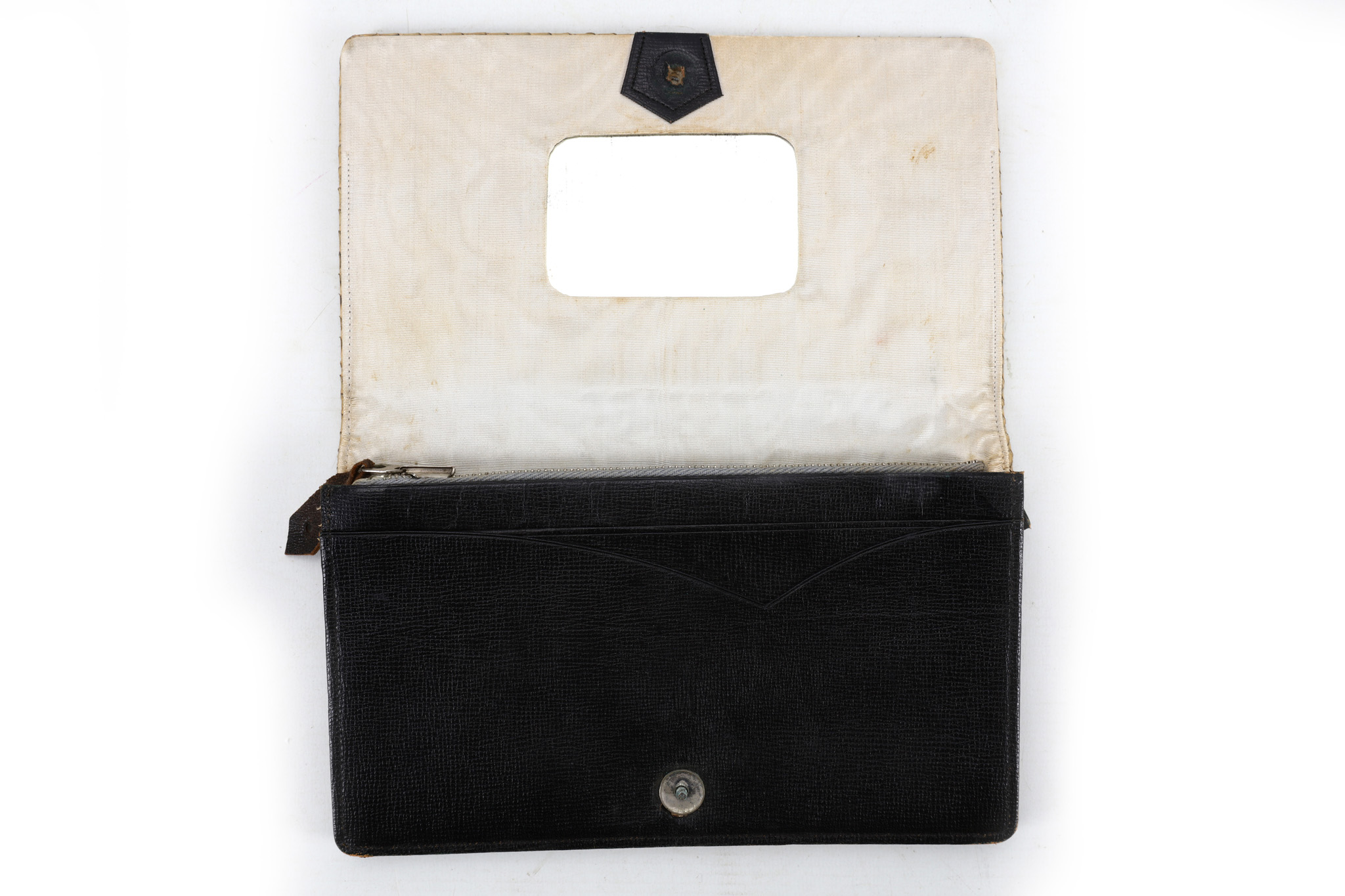 AN UNUSUAL JAPANESE TOAD SKIN HANDBAG. 20th Century. A black leather clutch bag decorated with a - Image 5 of 5