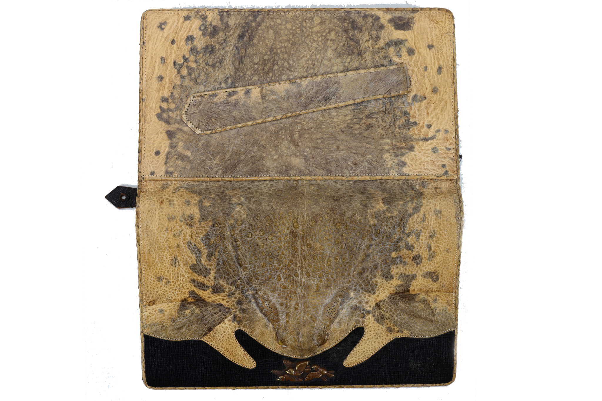 AN UNUSUAL JAPANESE TOAD SKIN HANDBAG. 20th Century. A black leather clutch bag decorated with a - Image 2 of 5