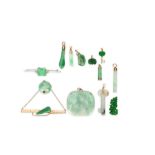 A SMALL COLLECTION OF CHINESE JADEITE JEWELLERY. Comprising a phoenix brooch, a tailor’s tie pin,