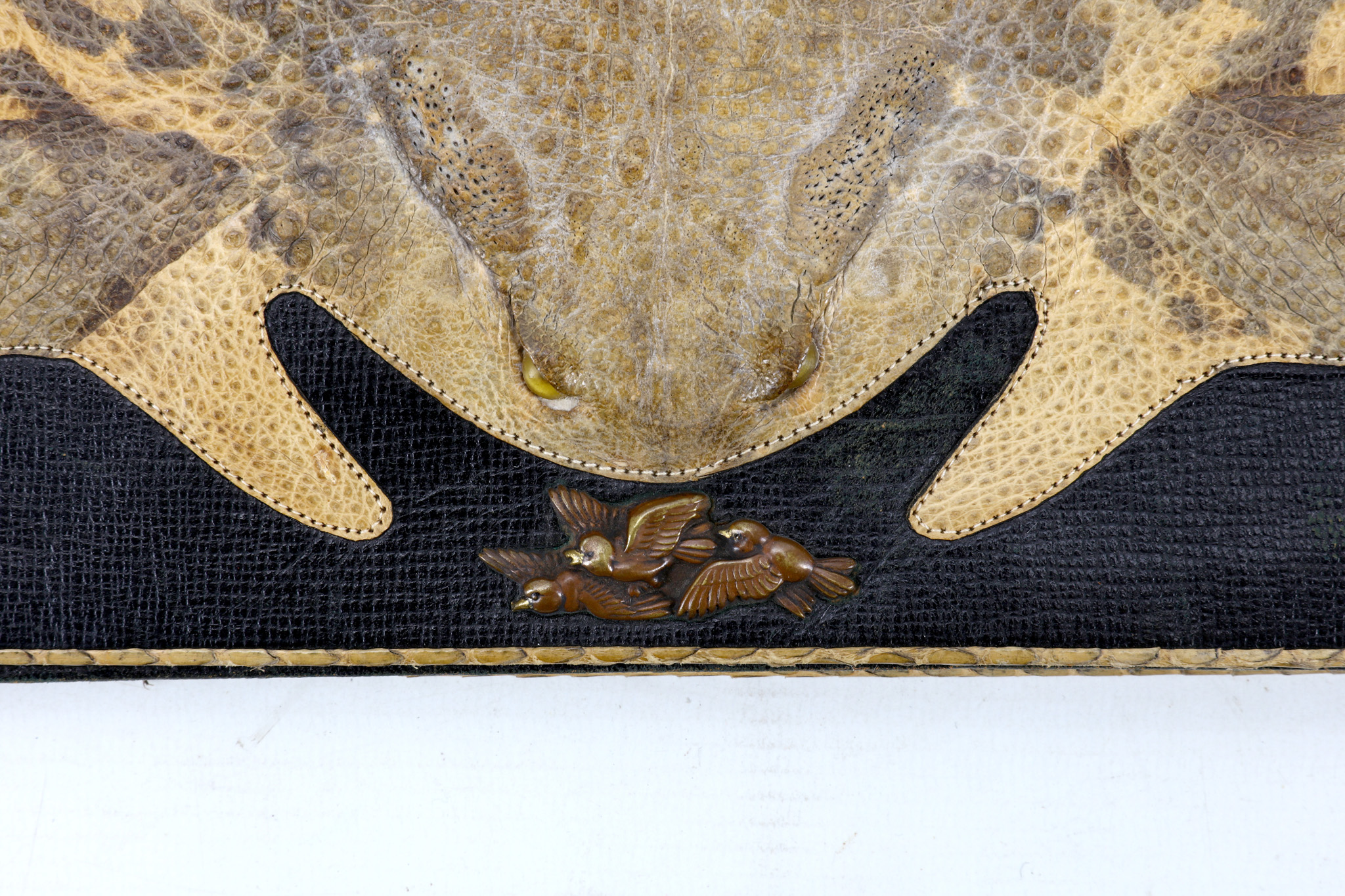 AN UNUSUAL JAPANESE TOAD SKIN HANDBAG. 20th Century. A black leather clutch bag decorated with a - Image 3 of 5