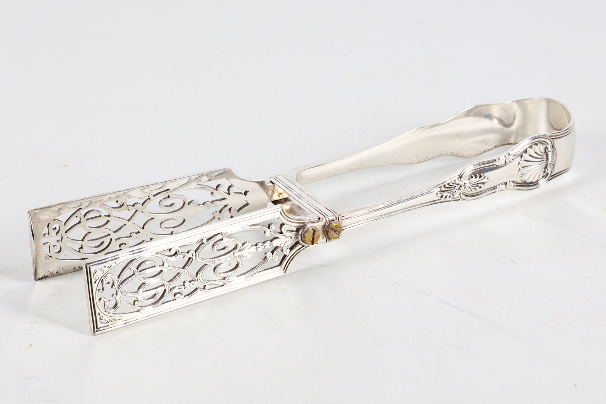 A pair of Victorian sterling silver King's pattern asparagus tongs, 19th Century, by John Gilbert - Image 3 of 3