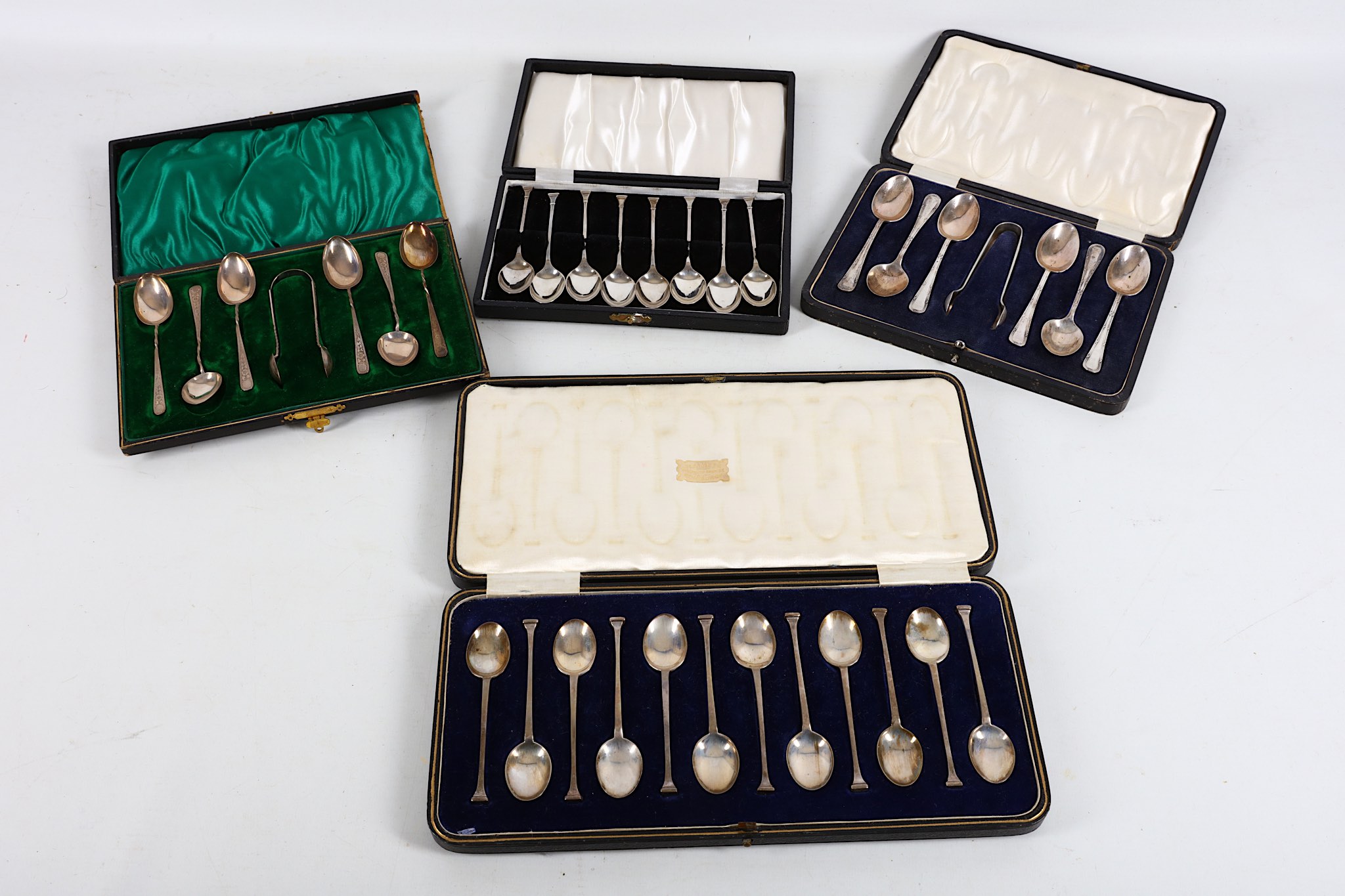 A cased set of twelve sterling silver teaspoons in Arts & Crafts style, hallmarked for Sheffield