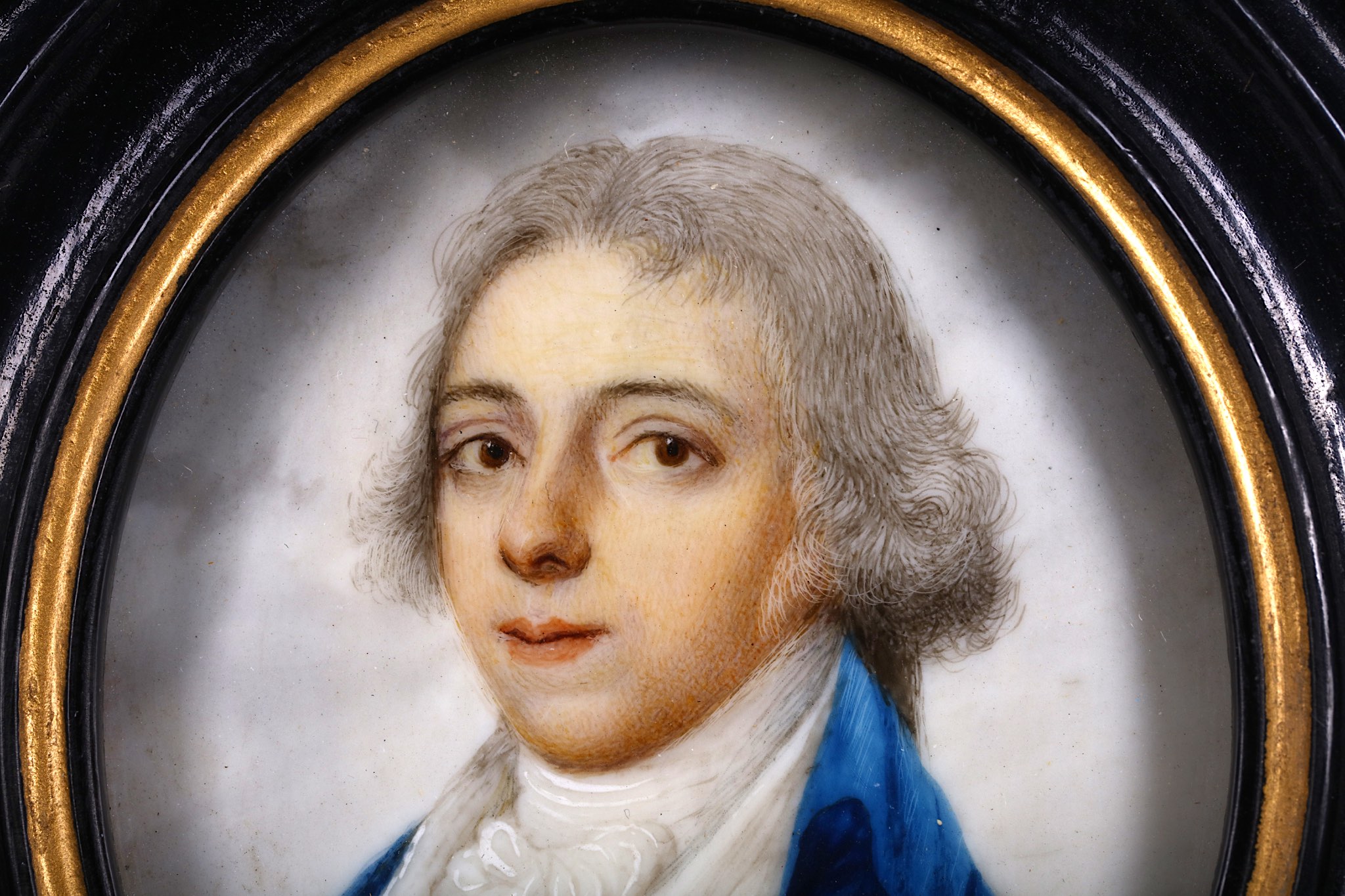 ATTRIBUTED TO THOMAS PEAT (BRITISH 1791-1831) Portrait miniature of a gentleman, in blue coat, white - Image 4 of 7