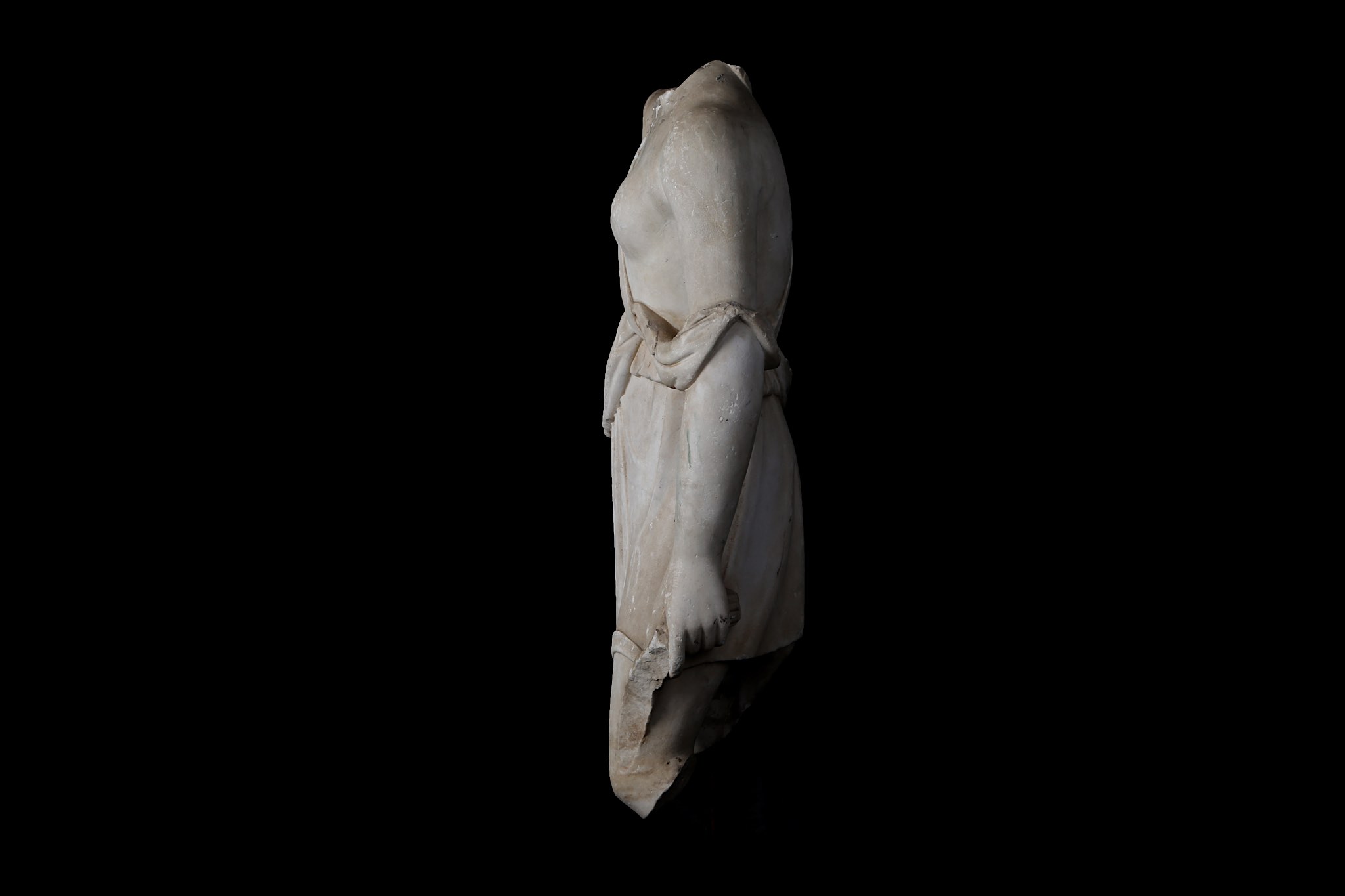 AN 18TH / 19TH CENTURY ITALIAN MARBLE STATUE OF AN AMAZON IN THE 1ST CENTURY A.D. ROMAN STYLE the - Image 4 of 7