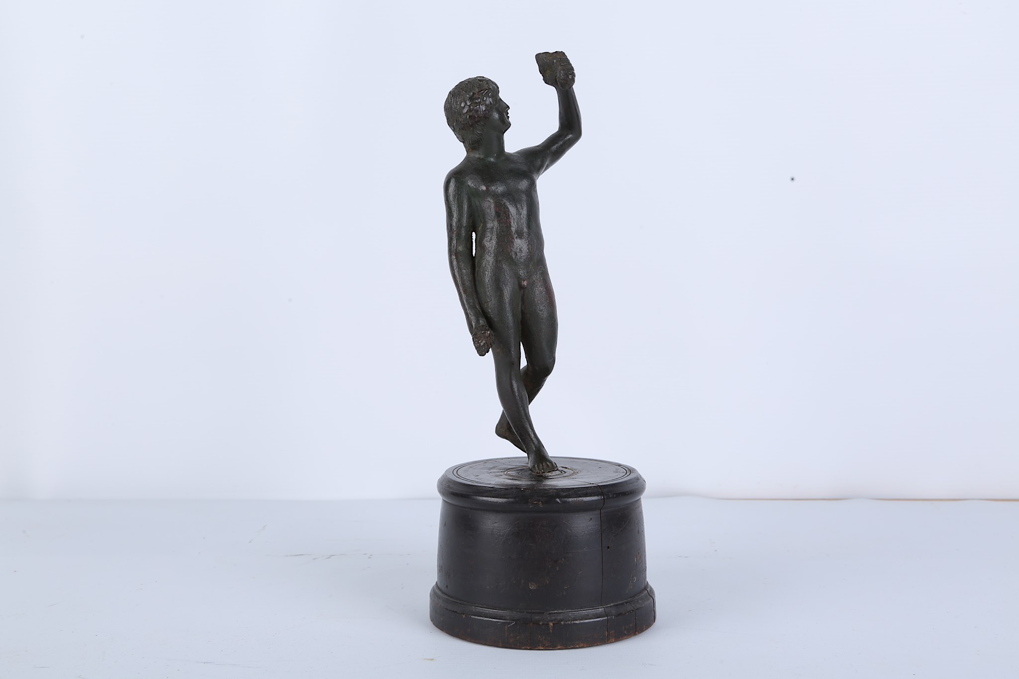 AFTER THE ANTIQUE: A SMALL BRONZE STATUETTE OF BACCHUS, PROBABLY 18TH CENTURY the standing figure - Image 2 of 6