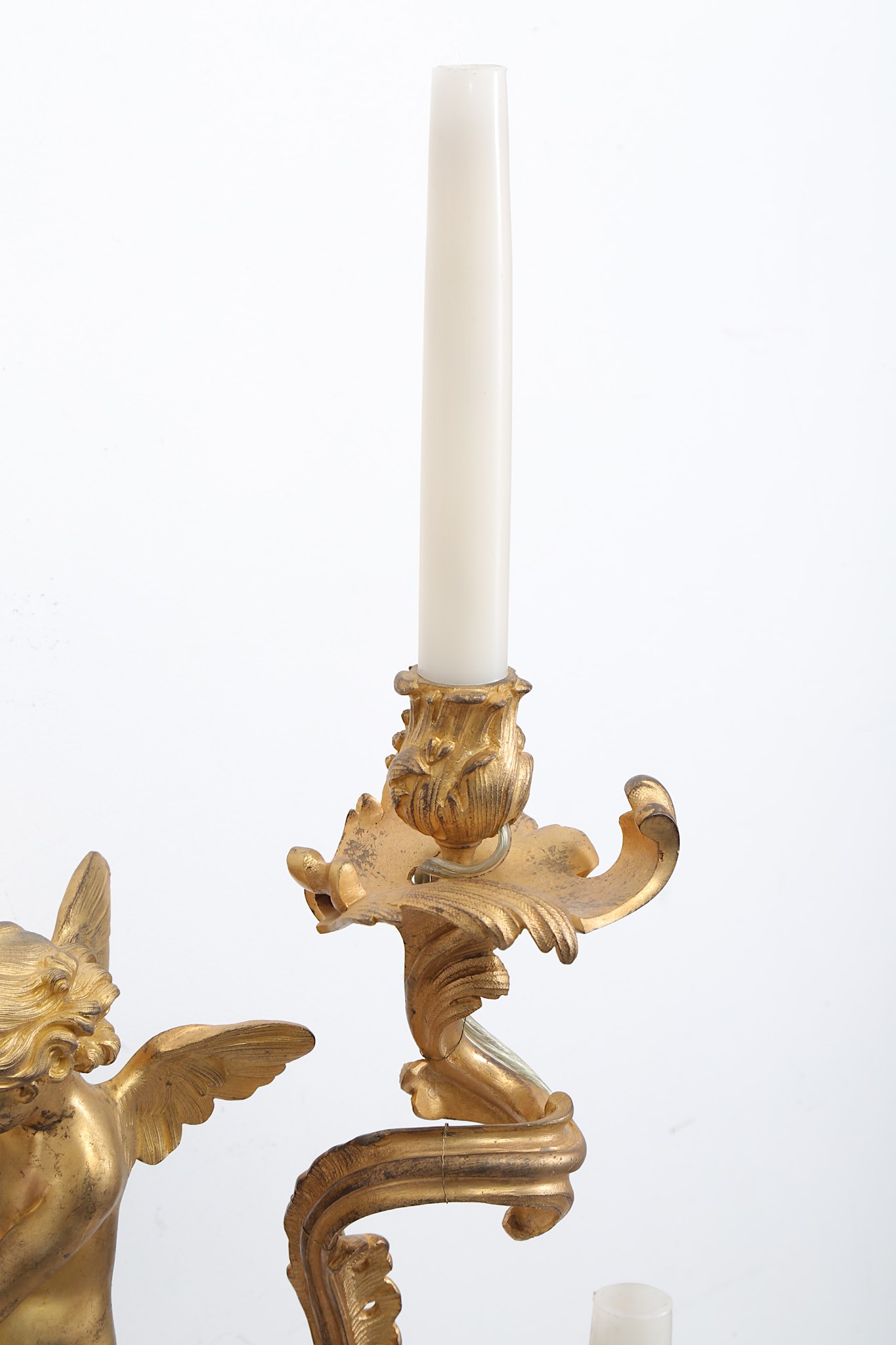 A LARGE AND IMPRESSIVE PAIR OF 19TH CENTURY FRENCH GILT BRONZE FIGURAL WALL LIGHTS IN THE ROCOCO - Image 5 of 7