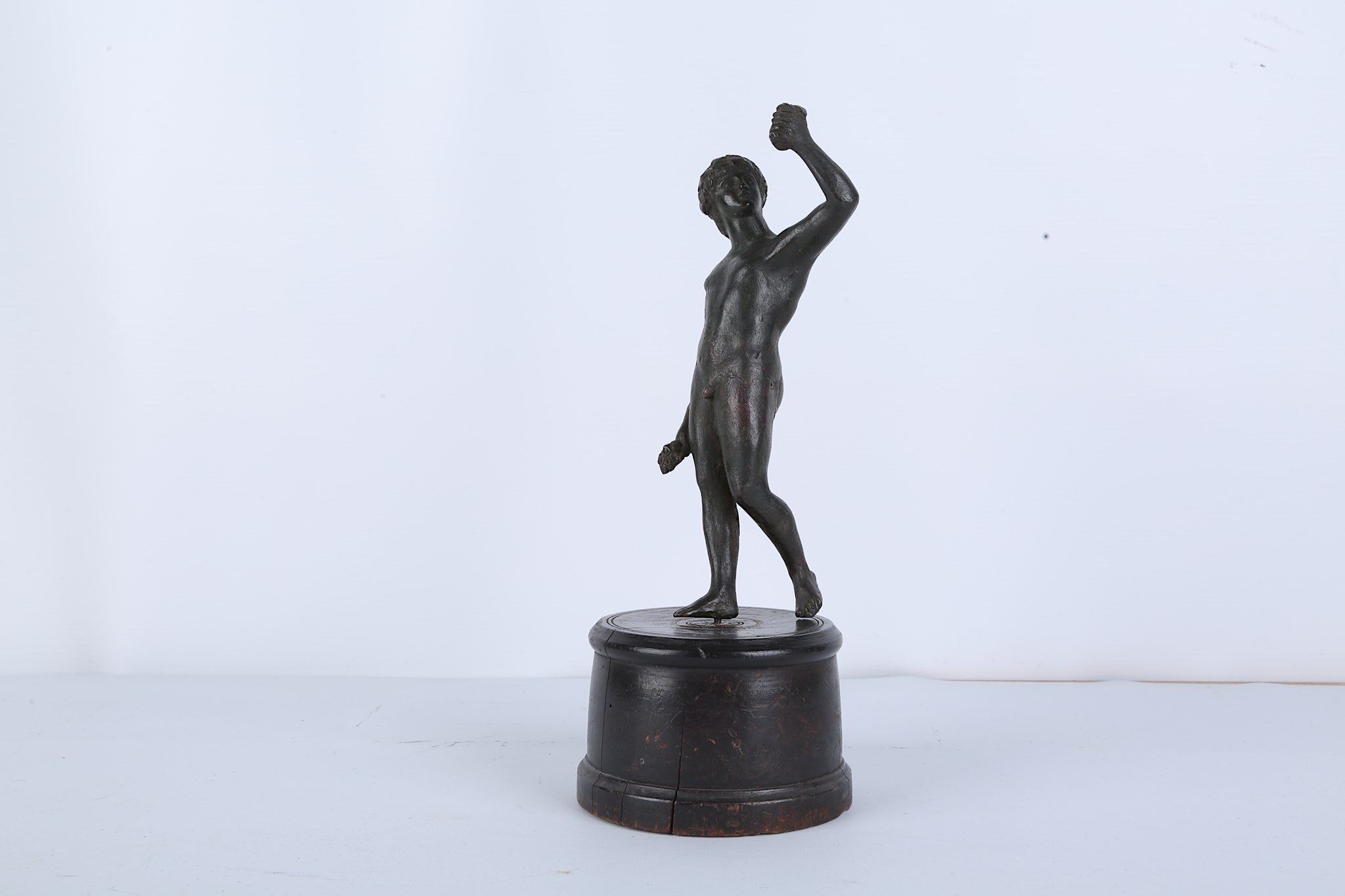 AFTER THE ANTIQUE: A SMALL BRONZE STATUETTE OF BACCHUS, PROBABLY 18TH CENTURY the standing figure - Image 6 of 6