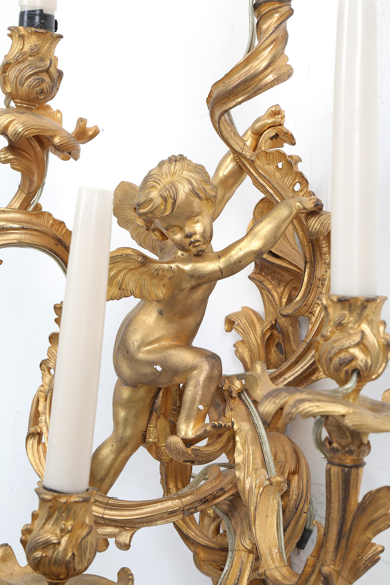 A LARGE AND IMPRESSIVE PAIR OF 19TH CENTURY FRENCH GILT BRONZE FIGURAL WALL LIGHTS IN THE ROCOCO - Image 6 of 7