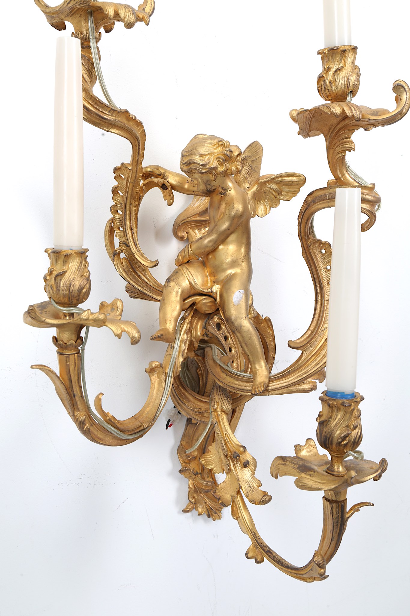 A LARGE AND IMPRESSIVE PAIR OF 19TH CENTURY FRENCH GILT BRONZE FIGURAL WALL LIGHTS IN THE ROCOCO - Image 2 of 7