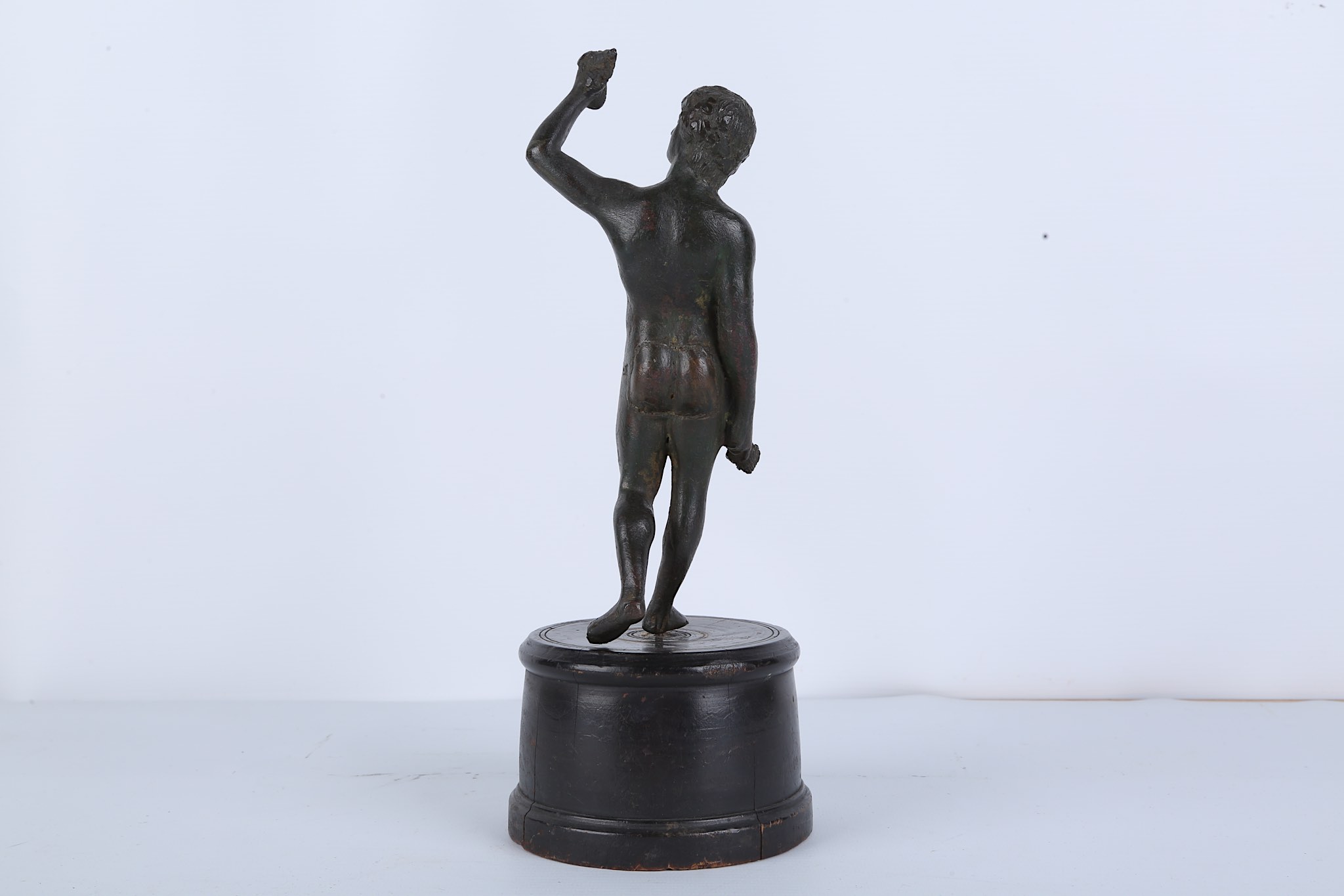 AFTER THE ANTIQUE: A SMALL BRONZE STATUETTE OF BACCHUS, PROBABLY 18TH CENTURY the standing figure - Image 4 of 6