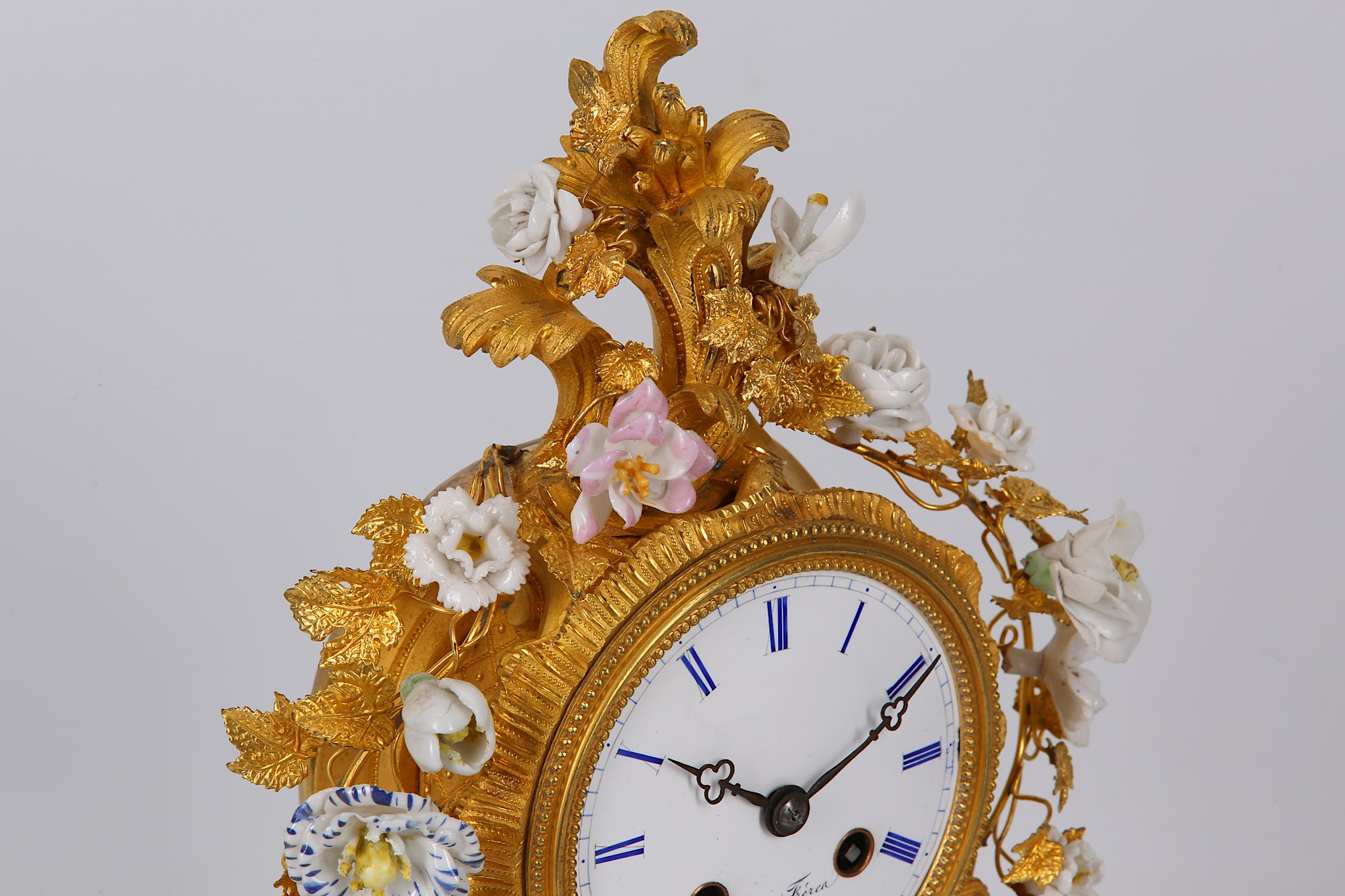 A MID 19TH CENTURY FRENCH GILT BRONZE AND PORCELAIN MOUNTED MANTEL CLOCK BY RAINGO FRERES, PARIS the - Image 4 of 9