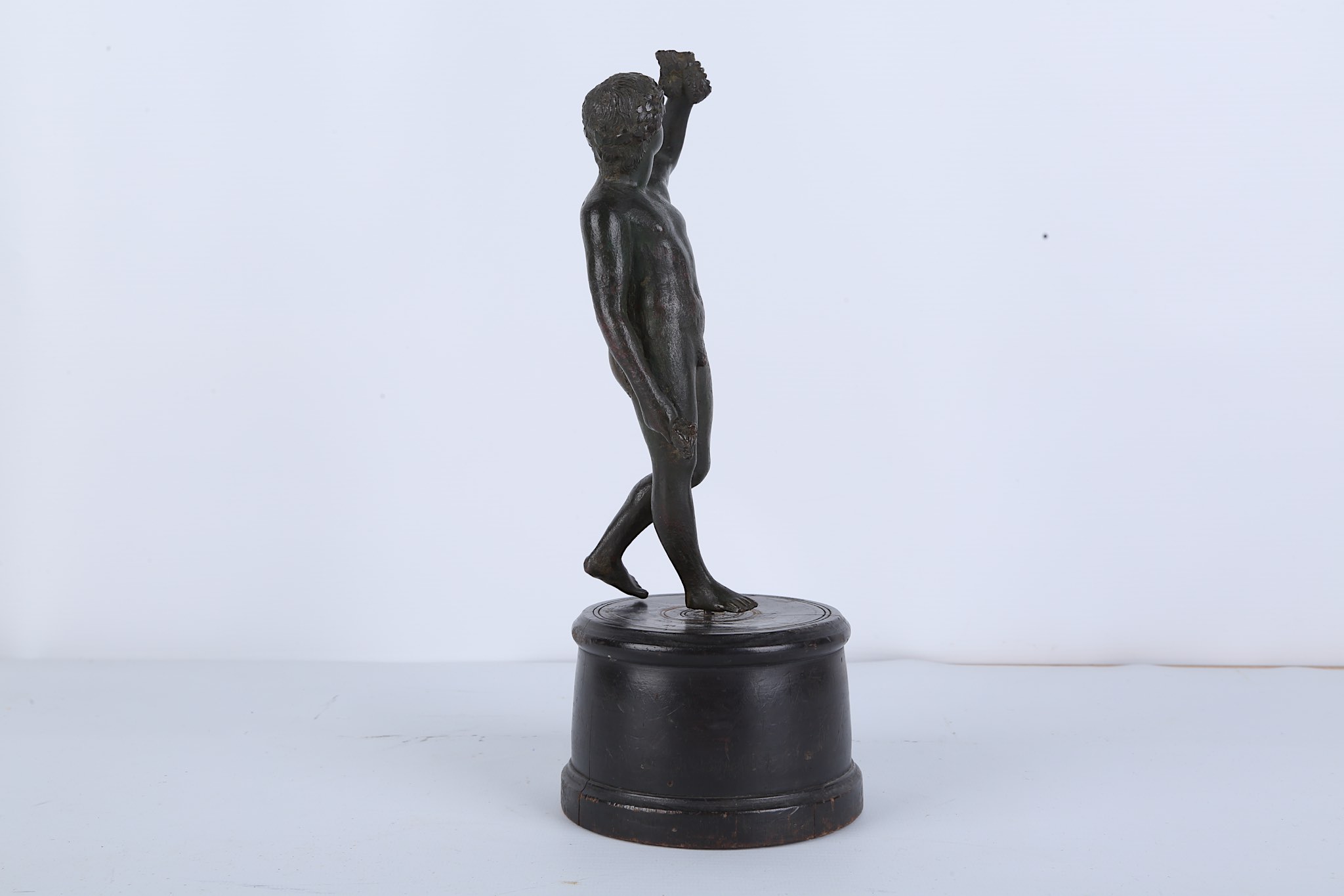 AFTER THE ANTIQUE: A SMALL BRONZE STATUETTE OF BACCHUS, PROBABLY 18TH CENTURY the standing figure - Image 3 of 6