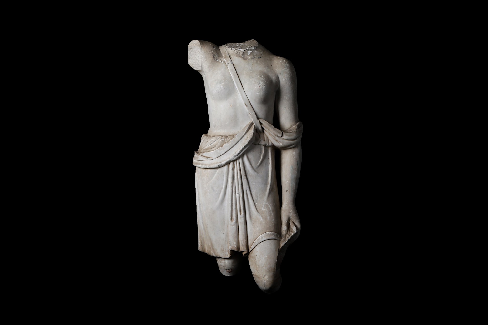 AN 18TH / 19TH CENTURY ITALIAN MARBLE STATUE OF AN AMAZON IN THE 1ST CENTURY A.D. ROMAN STYLE the