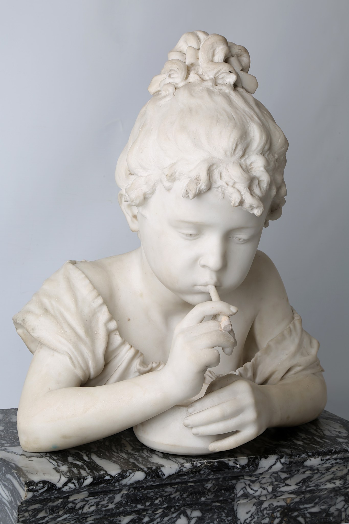 LOT TORELLI (ITALIAN, 1835-1896): 'SOAP BUBBLES', A MARBLE FIGURE OF A GIRL BLOWING BUBBLES ON A - Image 4 of 9