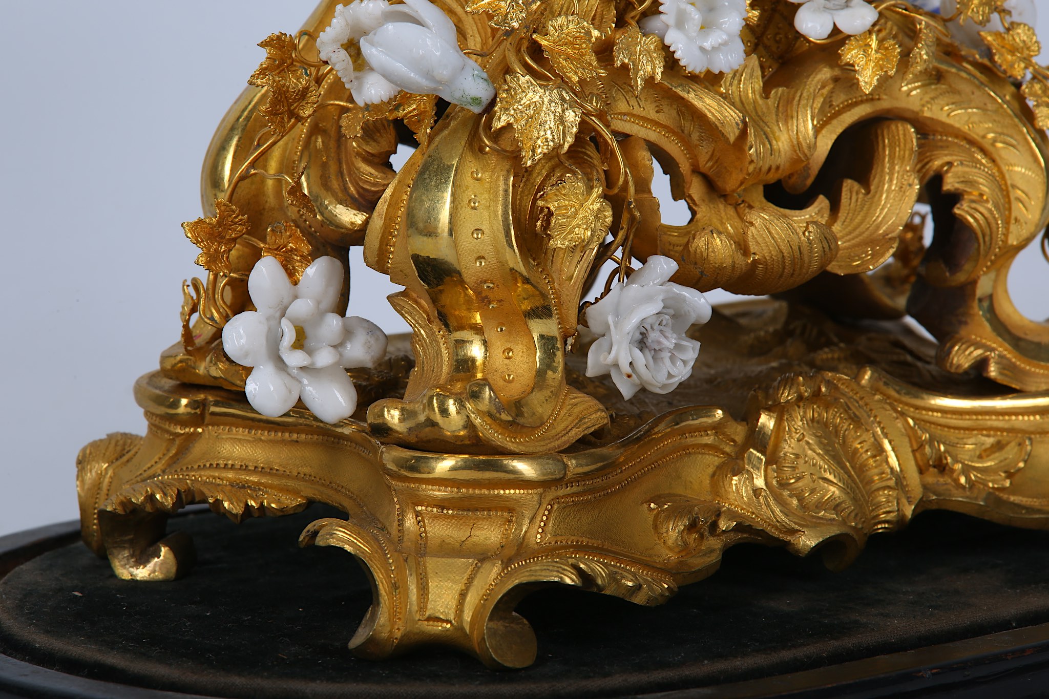 A MID 19TH CENTURY FRENCH GILT BRONZE AND PORCELAIN MOUNTED MANTEL CLOCK BY RAINGO FRERES, PARIS the - Image 3 of 9