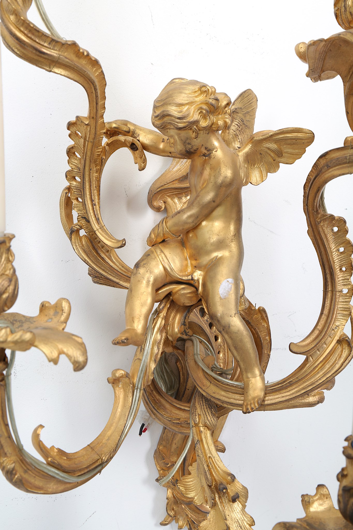 A LARGE AND IMPRESSIVE PAIR OF 19TH CENTURY FRENCH GILT BRONZE FIGURAL WALL LIGHTS IN THE ROCOCO - Image 3 of 7