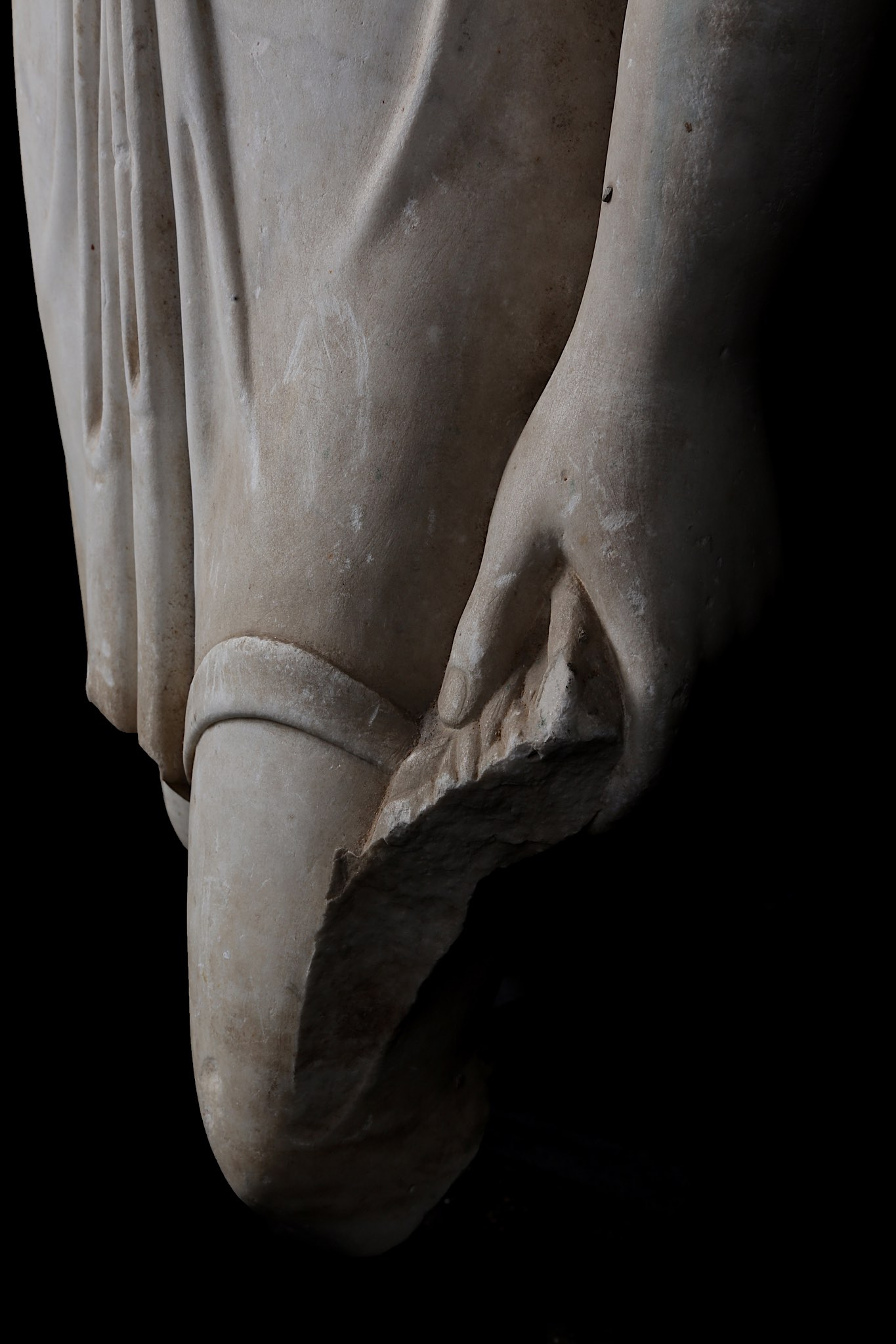 AN 18TH / 19TH CENTURY ITALIAN MARBLE STATUE OF AN AMAZON IN THE 1ST CENTURY A.D. ROMAN STYLE the - Image 3 of 7