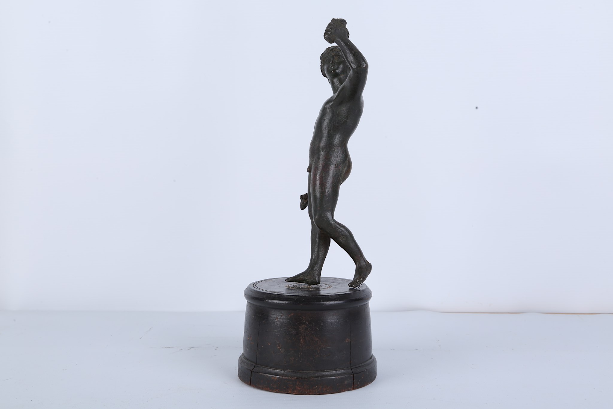 AFTER THE ANTIQUE: A SMALL BRONZE STATUETTE OF BACCHUS, PROBABLY 18TH CENTURY the standing figure - Image 5 of 6