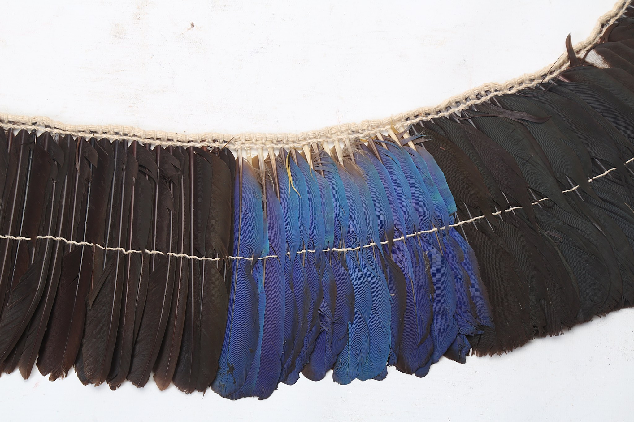 AN AMAZONIAN HEADDRESS Of typical form with a band of cream bound cotton onto which the - Image 2 of 7