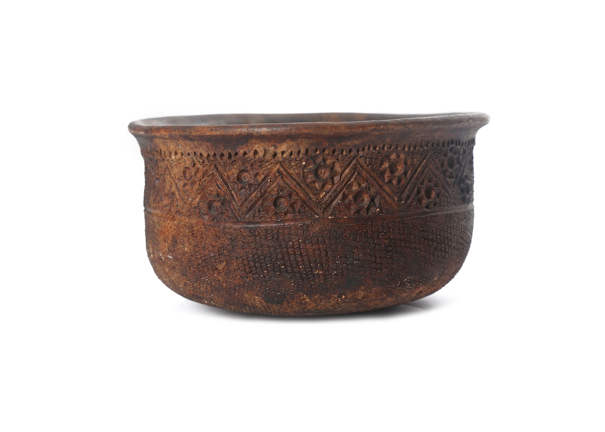 A PAPUA NEW GUINEA COOKING POT A traditional clay pot for cooking on an open fire, with stippled and - Image 2 of 3