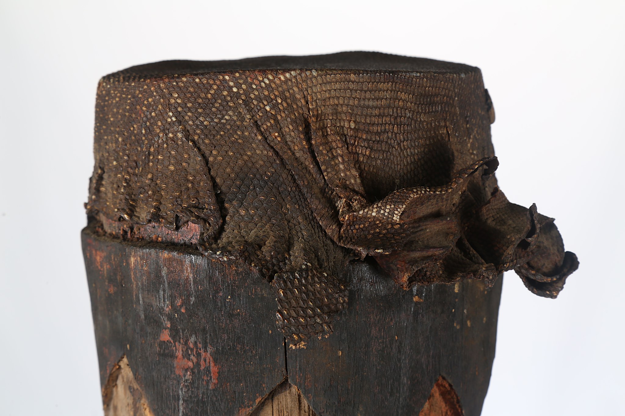 A KOROWAI DRUM, WESTERN PAPUA NEW GUINEA Of hourglass form with the surface of the drum formed of - Image 3 of 4
