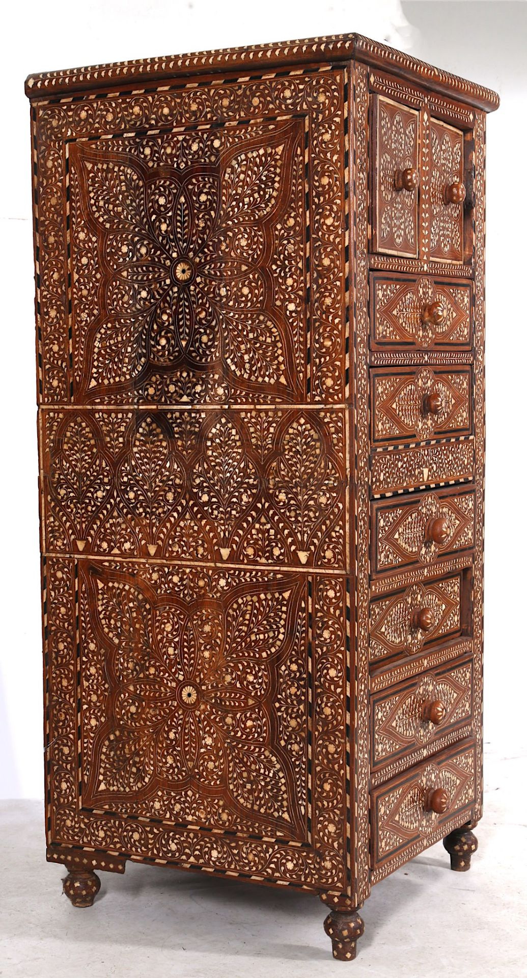 A NORTH INDIAN IVORY AND BONE-INLAID CHEST OF DRAWERS Hoshiarpur, India, early 20th century Of - Bild 11 aus 12