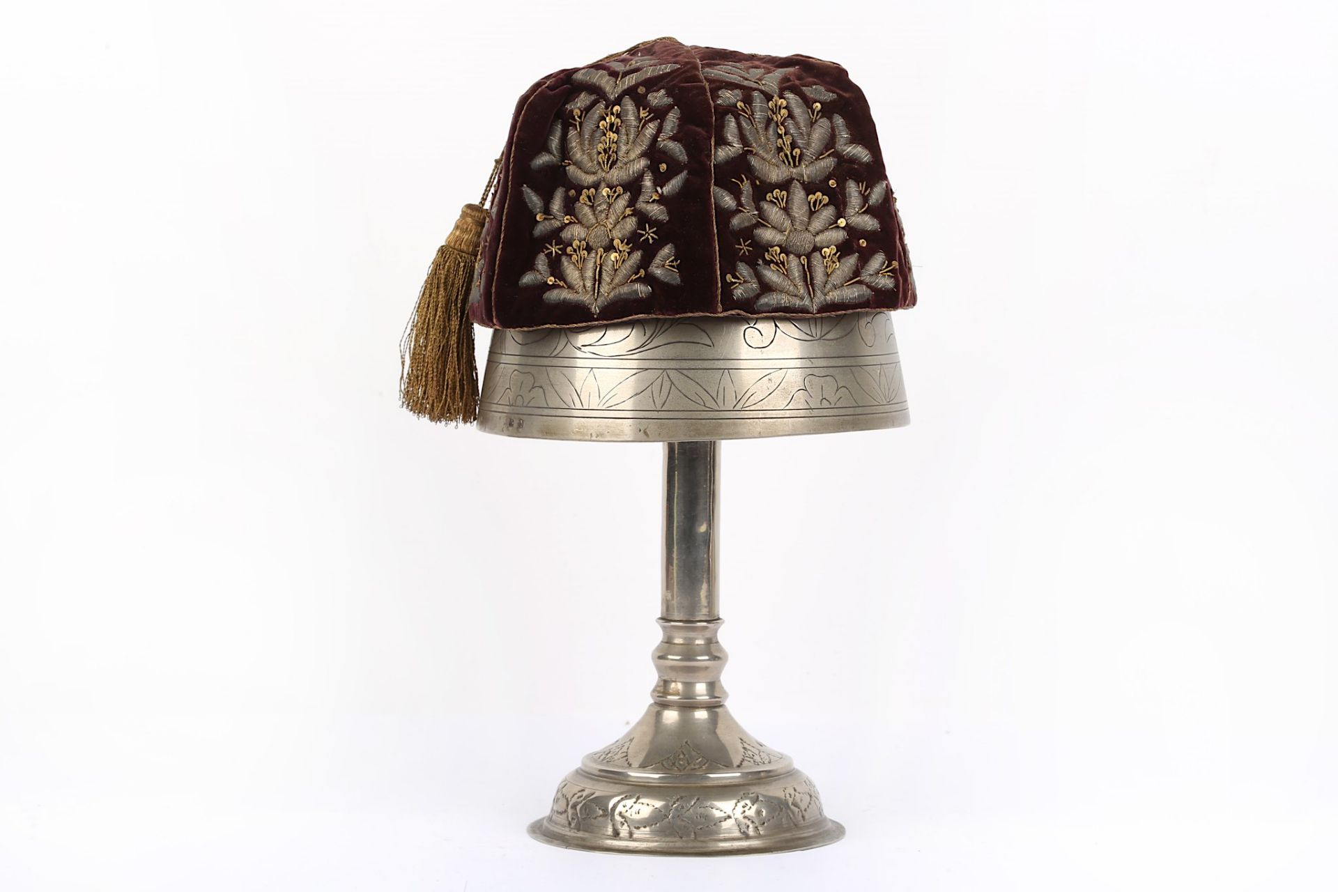 AN OTTOMAN SILVER FEZ STAND AND SIX-SIDED CAP Otto - Image 3 of 3