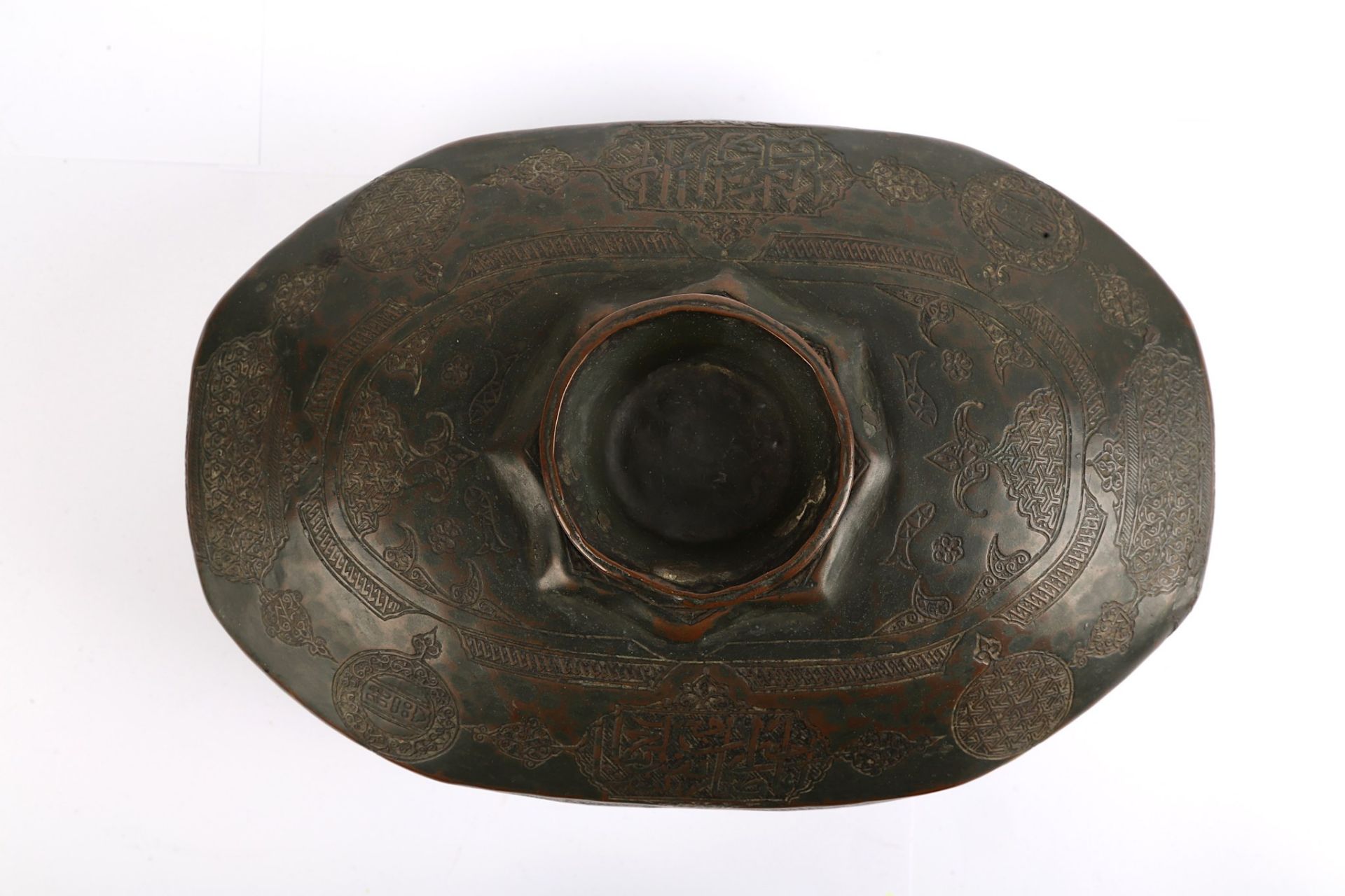 A MAMLUK TINNED COPPER CANTEEN Egypt, late 15th - - Bild 6 aus 7